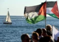 Activistas ondean banderas palestinas mientras se reúnen para apoyar una flotilla que transporta ayuda humanitaria y activistas propalestinos y antiisraelíes en Ajaccio, en la isla mediterránea francesa de Córcega, el 12 de septiembre de 2025 (Pascal POCHARD-CASABIANCA / AFP)