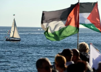 Activistas ondean banderas palestinas mientras se reúnen para apoyar una flotilla que transporta ayuda humanitaria y activistas propalestinos y antiisraelíes en Ajaccio, en la isla mediterránea francesa de Córcega, el 12 de septiembre de 2025 (Pascal POCHARD-CASABIANCA / AFP)