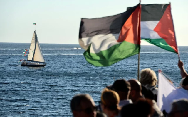 Diez barcos con 60 activistas y funcionarios electos salieron hoy de Sicilia hacia Gaza
