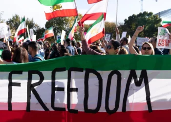 Manifestantes estadounidenses se congregan en el National Mall para protestar contra el régimen iraní, en Washington, D.C., el 22 de octubre de 2022, tras la muerte de Mahsa Amini bajo custodia de la notoria “policía de la moral” de la República Islámica (AP Photo/Jose Luis Magana)