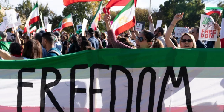 Manifestantes estadounidenses se congregan en el National Mall para protestar contra el régimen iraní, en Washington, D.C., el 22 de octubre de 2022, tras la muerte de Mahsa Amini bajo custodia de la notoria “policía de la moral” de la República Islámica (AP Photo/Jose Luis Magana)