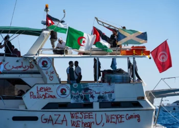 Miembros del grupo de barcos de la Flotilla Global Sumud a Gaza se ven amarrados en la pequeña isla de Koufonisi, al sur de la isla de Creta, el 26 de septiembre de 2025. (Foto de Eleftherios ELIS / AFP)