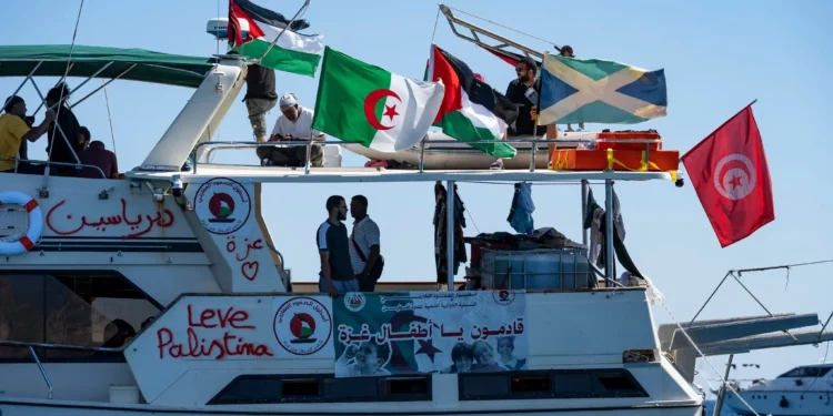 Miembros del grupo de barcos de la Flotilla Global Sumud a Gaza se ven amarrados en la pequeña isla de Koufonisi, al sur de la isla de Creta, el 26 de septiembre de 2025. (Foto de Eleftherios ELIS / AFP)