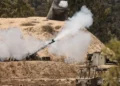 Esta imagen, tomada desde la frontera entre Israel y la Franja de Gaza, muestra una columna de humo mientras un obús de artillería autopropulsado del ejército israelí dispara desde el sur de Israel hacia la Franja de Gaza, el 17 de septiembre de 2025. (Foto: Jack GUEZ / AFP)