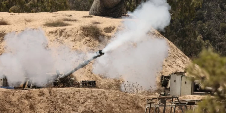 Esta imagen, tomada desde la frontera entre Israel y la Franja de Gaza, muestra una columna de humo mientras un obús de artillería autopropulsado del ejército israelí dispara desde el sur de Israel hacia la Franja de Gaza, el 17 de septiembre de 2025. (Foto: Jack GUEZ / AFP)