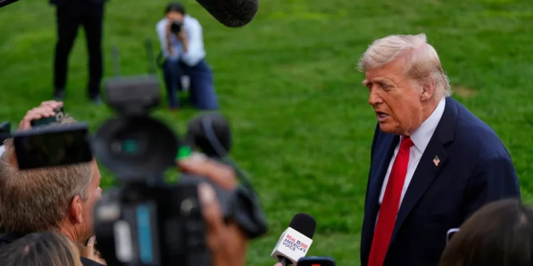El presidente de Estados Unidos, Donald Trump, habla con la prensa en el Jardín Sur al salir de la Casa Blanca, el 11 de septiembre de 2025, en Washington. (Foto AP/Julia Demaree Nikhinson)