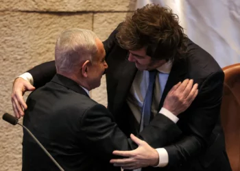 El presidente de Argentina, Javier Milei (der.), abraza al primer ministro de Israel, Benjamin Netanyahu (izq.), durante un evento en el que se dirigió a la Knéset, el 11 de junio de 2025. (Menahem KAHANA / AFP)