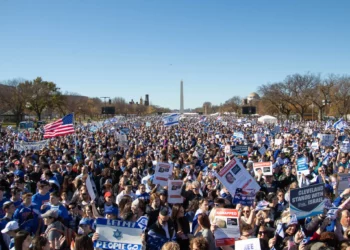 Participantes sostienen carteles en la Marcha por Israel, organizada por las Federaciones Judías de Norteamérica, el 14 de noviembre de 2023, en el National Mall de Washington. (Daryl Perry)