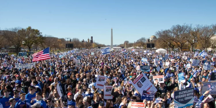 Participantes sostienen carteles en la Marcha por Israel, organizada por las Federaciones Judías de Norteamérica, el 14 de noviembre de 2023, en el National Mall de Washington. (Daryl Perry)