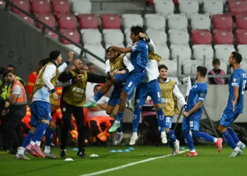 El centrocampista israelí Dor Peretz (centro) celebra con sus compañeros tras anotar el gol que le dio a Israel la ventaja de 2-1 durante el partido de fútbol del Grupo I de la zona Europa de clasificación para el Mundial 2026 entre Israel e Italia, el 8 de septiembre de 2025, en Debrecen, Hungría. (Attila KISBENEDEK / AFP)
