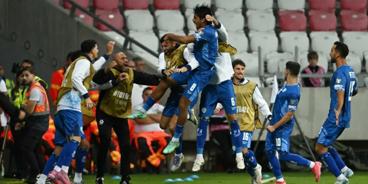 El centrocampista israelí Dor Peretz (centro) celebra con sus compañeros tras anotar el gol que le dio a Israel la ventaja de 2-1 durante el partido de fútbol del Grupo I de la zona Europa de clasificación para el Mundial 2026 entre Israel e Italia, el 8 de septiembre de 2025, en Debrecen, Hungría. (Attila KISBENEDEK / AFP)