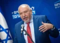 El presidente de Yisrael Beytenu, Avigdor Liberman, preside una reunión de facción en la Knéset el 14 de julio de 2025. (Yonatan Sindel/Flash90)
