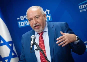 El presidente de Yisrael Beytenu, Avigdor Liberman, preside una reunión de facción en la Knéset el 14 de julio de 2025. (Yonatan Sindel/Flash90)