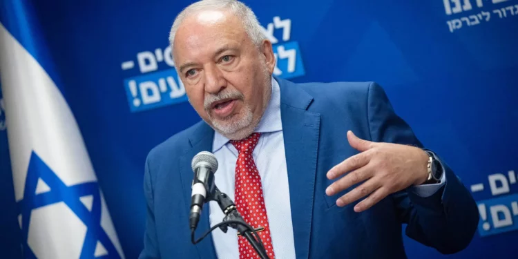 El presidente de Yisrael Beytenu, Avigdor Liberman, preside una reunión de facción en la Knéset el 14 de julio de 2025. (Yonatan Sindel/Flash90)