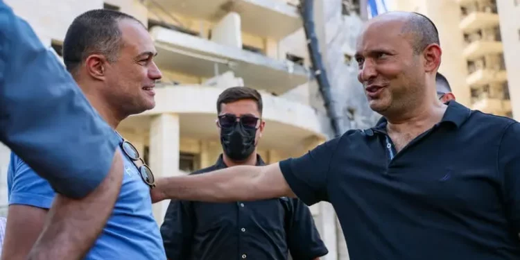 El exprimer ministro Naftali Bennett visita el lugar donde impactó un misil balístico lanzado desde Irán en Petah Tikva, el 18 de junio de 2025. (Jonatha Shaul/Flash90)
