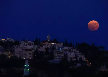 La Luna Roja apareció en los cielos de Israel