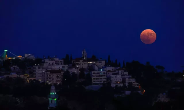 La Luna Roja apareció en los cielos de Israel