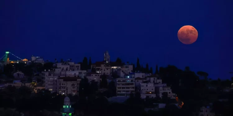 La Luna Roja apareció en los cielos de Israel