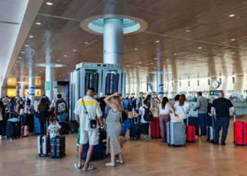 Imagen ilustrativa: Viajeros en el Aeropuerto Internacional Ben Gurión el 21 de julio de 2025. (Nati Shohat/FLASH90)