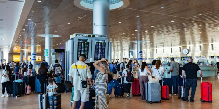 Imagen ilustrativa: Viajeros en el Aeropuerto Internacional Ben Gurión el 21 de julio de 2025. (Nati Shohat/FLASH90)