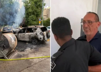 De izquierda a derecha: Un contenedor de reciclaje y un automóvil sufren graves daños tras el incendio del contenedor en Jerusalén, el 3 de septiembre de 2025. (Policía de Israel); El activista antigubernamental Amos Doron, sospechoso de incendiar contenedores de basura en Jerusalén, es escoltado fuera de su audiencia en el Tribunal de Magistrados de Jerusalén tras recibir la orden de permanecer bajo custodia policial el 4 de septiembre de 2025. (Captura de pantalla/X)