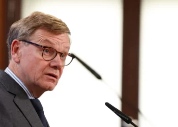 El ministro de Asuntos Exteriores alemán, Johann Wadephul, ofrece una conferencia de prensa con el ministro de Asuntos Exteriores neerlandés (d) en Berlín, Alemania, el 10 de septiembre de 2025. (Odd ANDERSEN / AFP)