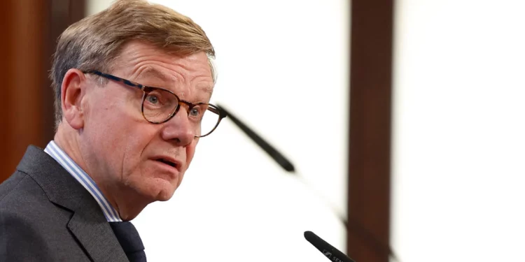 El ministro de Asuntos Exteriores alemán, Johann Wadephul, ofrece una conferencia de prensa con el ministro de Asuntos Exteriores neerlandés (d) en Berlín, Alemania, el 10 de septiembre de 2025. (Odd ANDERSEN / AFP)