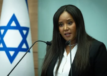 La diputada Pnina Tamano-Shata asiste a una conferencia de prensa en la Knéset en Jerusalén, el 29 de julio de 2025. (Chaim Goldberg/Flash90)