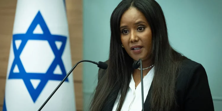 La diputada Pnina Tamano-Shata asiste a una conferencia de prensa en la Knéset en Jerusalén, el 29 de julio de 2025. (Chaim Goldberg/Flash90)