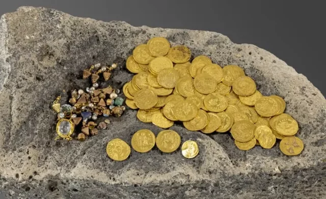 Hallan tesoro con 97 monedas de oro y joyas en ciudad romana en Israel