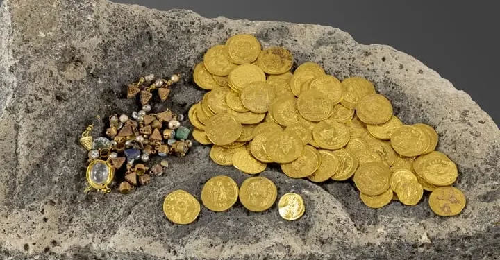 Un conjunto de 97 monedas de oro puro que datan de los siglos VI y VII d. C., desenterradas durante excavaciones arqueológicas en la antigua ciudad de Hippos (Susita), cerca del mar de Galilea, en un descubrimiento anunciado el 25 de septiembre de 2025. (Dr. Michael Eisenberg/Universidad de Haifa)
