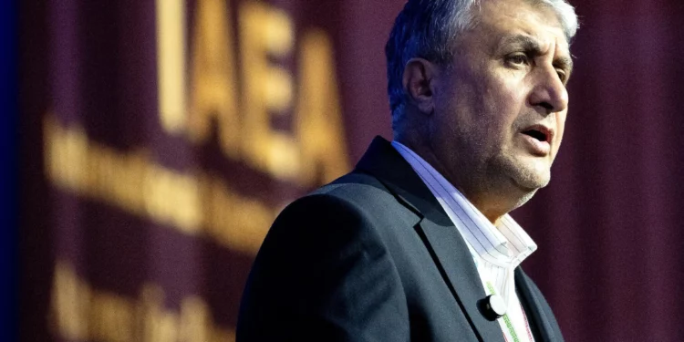 Mohammad Eslami, director de la Organización de Energía Atómica de Irán, habla durante la 69.ª sesión plenaria ordinaria del Organismo Internacional de Energía Atómica en su sede de Viena, Austria, el 15 de septiembre de 2025. (Joe Klamar / AFP)