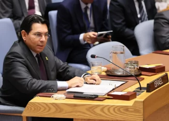 El embajador Danny Danon habla durante una reunión del Consejo de Seguridad de las Naciones Unidas sobre la situación en Oriente Medio en la sede de las Naciones Unidas el 18 de septiembre de 2025 en la ciudad de Nueva York. (Santiago/Getty Images/AFP)