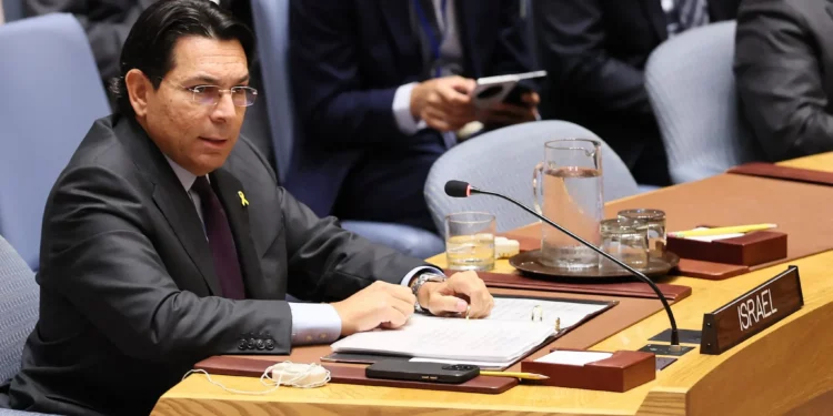El embajador Danny Danon habla durante una reunión del Consejo de Seguridad de las Naciones Unidas sobre la situación en Oriente Medio en la sede de las Naciones Unidas el 18 de septiembre de 2025 en la ciudad de Nueva York. (Santiago/Getty Images/AFP)