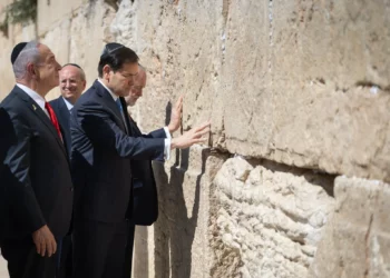 El primer ministro Benjamin Netanyahu, el secretario de Estado de EE. UU., Marco Rubio, y el embajador de EE. UU., Mike Huckabee, en el Muro Occidental en la Ciudad Vieja de Jerusalén, el 14 de septiembre de 2025 (Chaim Goldberg/FLASH90)