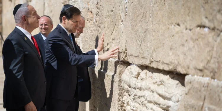 El primer ministro Benjamin Netanyahu, el secretario de Estado de EE. UU., Marco Rubio, y el embajador de EE. UU., Mike Huckabee, en el Muro Occidental en la Ciudad Vieja de Jerusalén, el 14 de septiembre de 2025 (Chaim Goldberg/FLASH90)