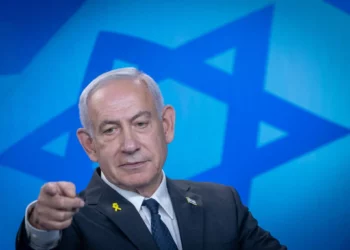 El primer ministro, Benjamín Netanyahu, habla en su despacho en Jerusalén, el 15 de septiembre de 2025. (Chaim Goldberg/Flash90)