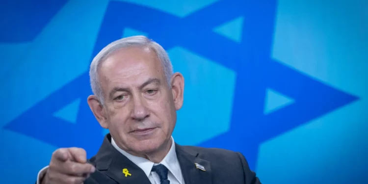 El primer ministro, Benjamín Netanyahu, habla en su despacho en Jerusalén, el 15 de septiembre de 2025. (Chaim Goldberg/Flash90)