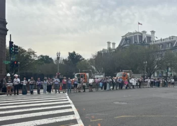 Partidarios de los rehenes sostienen carteles con su nombre frente a la Casa Blanca, en Washington, D.C., el 29 de septiembre de 2025. (Jacob Magid/Times of Israel)