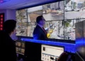 El agente especial a cargo del Servicio Secreto de EE. UU., Matt McCool (centro), observa transmisiones de videovigilancia en vivo en la oficina de campo de la agencia en Nueva York, en el distrito de Brooklyn, Nueva York, el 22 de septiembre de 2025. (Foto AP/Richard Drew)
