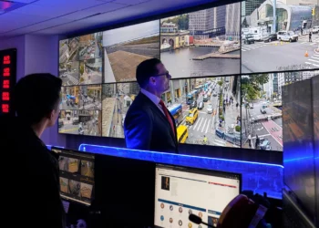 El agente especial a cargo del Servicio Secreto de EE. UU., Matt McCool (centro), observa transmisiones de videovigilancia en vivo en la oficina de campo de la agencia en Nueva York, en el distrito de Brooklyn, Nueva York, el 22 de septiembre de 2025. (Foto AP/Richard Drew)