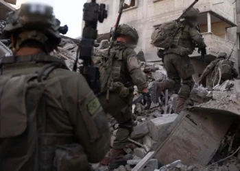 Soldados de las FDI vistos operando en la ciudad de Gaza en una imagen publicada el 24 de septiembre de 2025 (Fuerzas de Defensa de Israel)