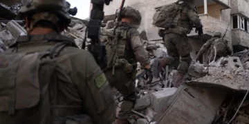 Soldados de las FDI vistos operando en la ciudad de Gaza en una imagen publicada el 24 de septiembre de 2025 (Fuerzas de Defensa de Israel)