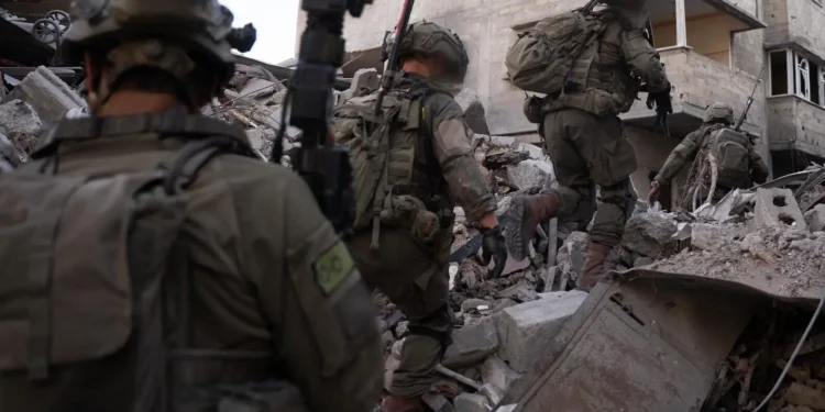 Soldados de las FDI vistos operando en la ciudad de Gaza en una imagen publicada el 24 de septiembre de 2025 (Fuerzas de Defensa de Israel)