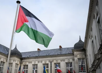La bandera palestina ondea a la entrada del Ayuntamiento de Nantes el día del reconocimiento previsto por Francia de un Estado palestino en las Naciones Unidas, el 22 de septiembre de 2025. (Loic VENANCE / AFP)