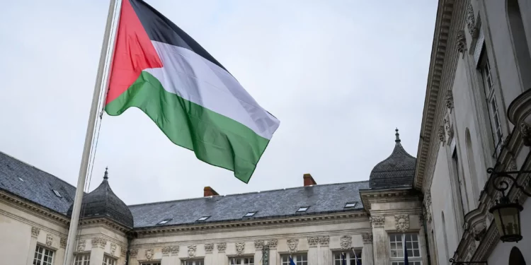 La bandera palestina ondea a la entrada del Ayuntamiento de Nantes el día del reconocimiento previsto por Francia de un Estado palestino en las Naciones Unidas, el 22 de septiembre de 2025. (Loic VENANCE / AFP)
