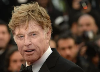 El actor y director estadounidense Robert Redford posa el 22 de mayo de 2013 durante la sesión fotográfica de la película “All is Lost”, presentada fuera de competición en la 66ª edición del Festival de Cine de Cannes (Foto: Anne-Christine POUJOULAT / AFP)