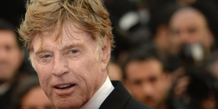El actor y director estadounidense Robert Redford posa el 22 de mayo de 2013 durante la sesión fotográfica de la película “All is Lost”, presentada fuera de competición en la 66ª edición del Festival de Cine de Cannes (Foto: Anne-Christine POUJOULAT / AFP)