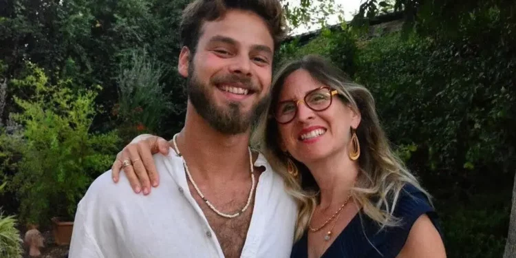 Alon Ohel y su madre Idit, fotografiados antes del 7 de octubre de 2023. (Cortesía)