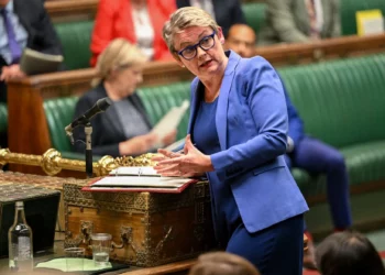 Una fotografía tomada y difundida por el Parlamento británico el 1 de septiembre de 2025 muestra a la ministra del Interior británica, Yvette Cooper, pronunciando un discurso sobre fronteras y asilo en la Cámara de los Comunes de Londres. (Cámara de los Comunes / AFP)